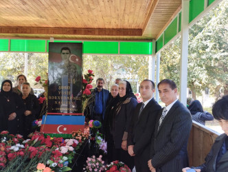 2020-ci il sentyabrın 27-də Ermənistan ordusunun genişmiqyaslı təxribatlarına qarşı başlanan Vətən müharibəsi zamanı qəhrəmancasına həlak olmuş Bərdə rayonundan olan şəhidlərin beşinci ildönümü münasibətilə əziz xatirələri yad olunub, məzarları üzərinə gül dəstələri düzülüb