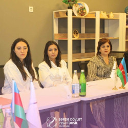 Bərdə Dövlət Peşə Təhsil Mərkəzində "Böyük Qayıdışa dair I Dövlət Proqramı"nın icrası çərçivəsində qısamüddətli peşə təlimlərində iştirak edən keçmiş məcburi köçkünlərə sertifikatlar təqdim edilib