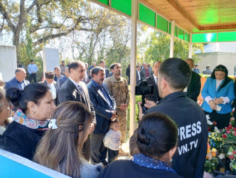 2020-ci il sentyabrın 27-də Ermənistan ordusunun genişmiqyaslı təxribatlarına qarşı başlanan Vətən müharibəsi zamanı qəhrəmancasına həlak olmuş Bərdə rayonundan olan şəhidlərin beşinci ildönümü münasibətilə əziz xatirələri yad olunub, məzarları üzərinə gül dəstələri düzülüb