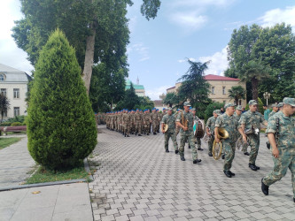 26 İyun–Silahlı Qüvvələr Günü münasibətilə Bərdə şəhər Heydər Əliyev prospektində hərbi orkestrin müşayiəti ilə hərbçilərin yürüşü keçirilib