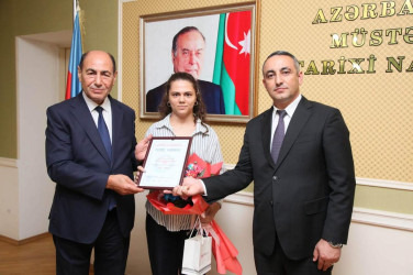 Bərdə Rayon İcra Hakimiyyətinin başçısı ali təhsil müəssisələrinə yüksək balla qəbul olmuş məzunlarla görüşüb