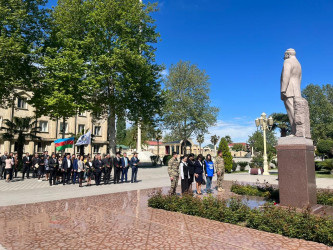 "Heydər Əliyev İli" ilə əlaqədar Təqvim Planı çərçivəsində Ulu Öndərin zəngin dövlətçilik irsinin, əbədiyaşar ideyalarının öyrənilməsi və yeni nəslə aşılanması, xalqımız və dövlətimiz qarşısında misilsiz xidmətlərinin geniş ictimaiyyətə çatdırılması məqsədilə ardıcıl ekskursiyalar davam edir.