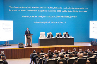 İyunun 24-də Sabirabad rayonunda Azərbaycan Respublikası Prezidentinin 2026-cı il 25 may tarixli Sərəncamı ilə təsdiq edilmiş “Azərbaycan Respublikasında kənd təsərrüfatı, balıqçılıq və akvakultura məhsullarının istehsalı və emalı sahələrinin inkişafına dair 2026–2030-cu illər üçün Dövlət Proqramı”nda pambıqçılıq sahəsində nəzərdə tutulan hədəflərə çatmaq üçün qarşıda duran vəzifələrin müzakirəsi ilə bağlı regional müşavirə keçirilib