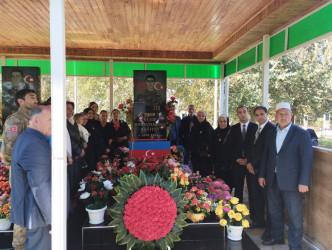 2020-ci il sentyabrın 27-də Ermənistan ordusunun genişmiqyaslı təxribatlarına qarşı başlanan Vətən müharibəsi zamanı qəhrəmancasına həlak olmuş Bərdə rayonundan olan şəhidlərin beşinci ildönümü münasibətilə əziz xatirələri yad olunub, məzarları üzərinə gül dəstələri düzülüb