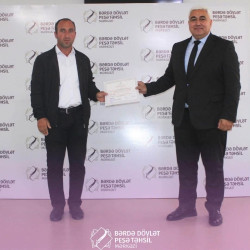 Bərdə Dövlət Peşə Təhsil Mərkəzində "Böyük Qayıdışa dair I Dövlət Proqramı"nın icrası çərçivəsində qısamüddətli peşə təlimlərində iştirak edən keçmiş məcburi köçkünlərə sertifikatlar təqdim edilib