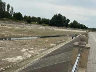 Bərdədə Heydər Əliyev adına park-bulvar ərazisində  yay mövsümü ilə əlaqədar olaraq təmizlik işlərinə başlanılıb