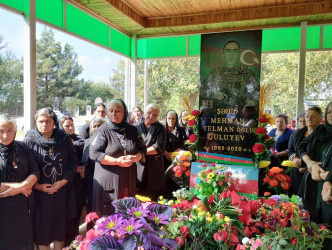 2020-ci il sentyabrın 27-də Ermənistan ordusunun genişmiqyaslı təxribatlarına qarşı başlanan Vətən müharibəsi zamanı qəhrəmancasına həlak olmuş Bərdə rayonundan olan şəhidlərin beşinci ildönümü münasibətilə əziz xatirələri yad olunub, məzarları üzərinə tər gül dəstələri düzülüb.