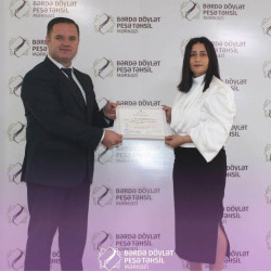 Bərdə Dövlət Peşə Təhsil Mərkəzində "Böyük Qayıdışa dair I Dövlət Proqramı"nın icrası çərçivəsində qısamüddətli peşə təlimlərində iştirak edən keçmiş məcburi köçkünlərə sertifikatlar təqdim edilib
