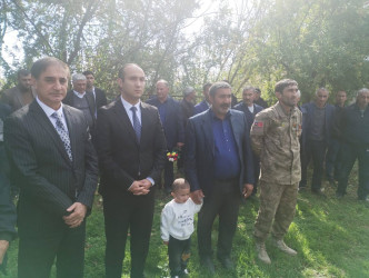 2020-ci il sentyabrın 27-də Ermənistan ordusunun genişmiqyaslı təxribatlarına qarşı başlanan Vətən müharibəsi zamanı qəhrəmancasına həlak olmuş Bərdə rayonundan olan şəhidlərin beşinci ildönümü münasibətilə əziz xatirələri yad olunub, məzarları üzərinə gül dəstələri düzülüb