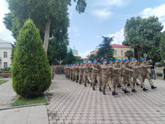 26 İyun–Silahlı Qüvvələr Günü münasibətilə Bərdə şəhər Heydər Əliyev prospektində hərbi orkestrin müşayiəti ilə hərbçilərin yürüşü keçirilib