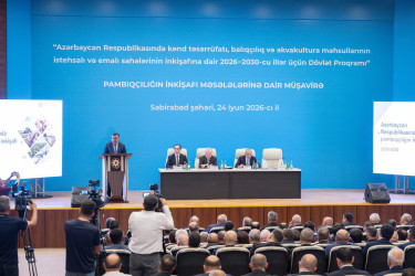 İyunun 24-də Sabirabad rayonunda Azərbaycan Respublikası Prezidentinin 2026-cı il 25 may tarixli Sərəncamı ilə təsdiq edilmiş “Azərbaycan Respublikasında kənd təsərrüfatı, balıqçılıq və akvakultura məhsullarının istehsalı və emalı sahələrinin inkişafına dair 2026–2030-cu illər üçün Dövlət Proqramı”nda pambıqçılıq sahəsində nəzərdə tutulan hədəflərə çatmaq üçün qarşıda duran vəzifələrin müzakirəsi ilə bağlı regional müşavirə keçirilib