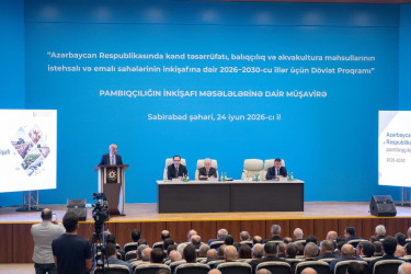 İyunun 24-də Sabirabad rayonunda Azərbaycan Respublikası Prezidentinin 2026-cı il 25 may tarixli Sərəncamı ilə təsdiq edilmiş “Azərbaycan Respublikasında kənd təsərrüfatı, balıqçılıq və akvakultura məhsullarının istehsalı və emalı sahələrinin inkişafına dair 2026–2030-cu illər üçün Dövlət Proqramı”nda pambıqçılıq sahəsində nəzərdə tutulan hədəflərə çatmaq üçün qarşıda duran vəzifələrin müzakirəsi ilə bağlı regional müşavirə keçirilib