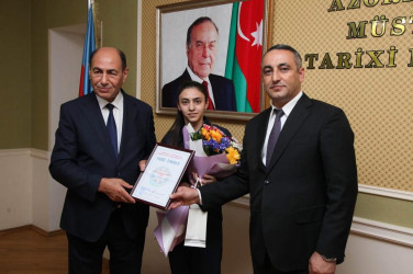 Bərdə Rayon İcra Hakimiyyətinin başçısı ali təhsil müəssisələrinə yüksək balla qəbul olmuş məzunlarla görüşüb