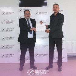 Bərdə Dövlət Peşə Təhsil Mərkəzində "Böyük Qayıdışa dair I Dövlət Proqramı"nın icrası çərçivəsində qısamüddətli peşə təlimlərində iştirak edən keçmiş məcburi köçkünlərə sertifikatlar təqdim edilib