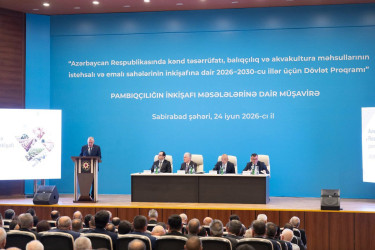 İyunun 24-də Sabirabad rayonunda Azərbaycan Respublikası Prezidentinin 2026-cı il 25 may tarixli Sərəncamı ilə təsdiq edilmiş “Azərbaycan Respublikasında kənd təsərrüfatı, balıqçılıq və akvakultura məhsullarının istehsalı və emalı sahələrinin inkişafına dair 2026–2030-cu illər üçün Dövlət Proqramı”nda pambıqçılıq sahəsində nəzərdə tutulan hədəflərə çatmaq üçün qarşıda duran vəzifələrin müzakirəsi ilə bağlı regional müşavirə keçirilib