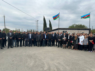 2020-ci il sentyabrın 27-də Ermənistan ordusunun genişmiqyaslı təxribatlarına qarşı başlanan Vətən müharibəsi zamanı qəhrəmancasına həlak olmuş Bərdə rayonundan olan şəhidlərin beşinci ildönümü münasibətilə əziz xatirələri yad olunub, məzarları üzərinə gül dəstələri düzülüb