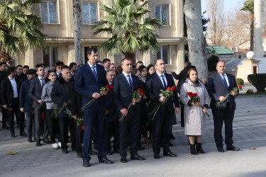 Bərdədə Ümummilli lider Heydər Əliyevin anım günü dərin hüznlə qeyd edilib.