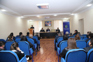 Yevlax regional miqrasiya idarəsi tərəfindən 19.11.2025-ci il tarixdə Bərdə Rayon İcra Hakimiyyətinin inzibati binasında rayon icra hakimiyyətinin vəzifəli şəxslərinin, kənd icra nümayəndələri, bələdiyyə sədrləri, məktəb direktorları və ictimaiyyət nümayəndələrinin iştirakı ilə "Uşaq hüquqları aylığı” çərçivəsində hüquqi maarifləndirmə tədbiri keçirilib.