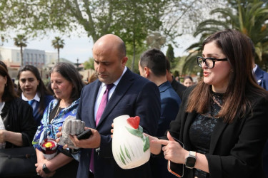 Qarabağ Regional Mədəniyyət İdarəsi Bərdə rayon nümayəndəliyi və Bərdə Rayon İcra Hakimiyyətinin birgə təşkilatçılığı ilə 10.04.2026-cı il tarixində “Əllərdə sehr” adlı sərgi-satış yarmarkası təşkil edilib.