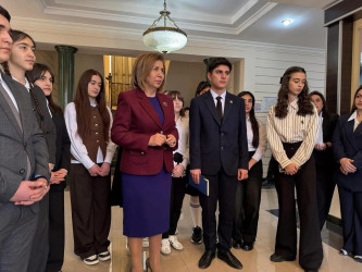 Ailə, Qadın və Uşaq Problemləri üzrə Dövlət Komitəsinin sədri Bahar Muradova Uşaq Səfirlər Məclisinin Bərdə rayonu üzrə nümayəndə və fəalları ilə görüşüb