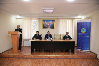 Yevlax regional miqrasiya idarəsi tərəfindən 19.11.2025-ci il tarixdə Bərdə Rayon İcra Hakimiyyətinin inzibati binasında rayon icra hakimiyyətinin vəzifəli şəxslərinin, kənd icra nümayəndələri, bələdiyyə sədrləri, məktəb direktorları və ictimaiyyət nümayəndələrinin iştirakı ilə "Uşaq hüquqları aylığı” çərçivəsində hüquqi maarifləndirmə tədbiri keçirilib.