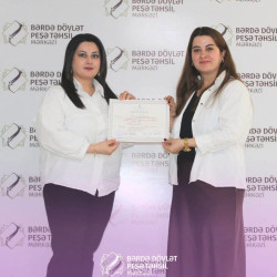 Bərdə Dövlət Peşə Təhsil Mərkəzində "Böyük Qayıdışa dair I Dövlət Proqramı"nın icrası çərçivəsində qısamüddətli peşə təlimlərində iştirak edən keçmiş məcburi köçkünlərə sertifikatlar təqdim edilib