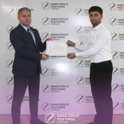 Bərdə Dövlət Peşə Təhsil Mərkəzində "Böyük Qayıdışa dair I Dövlət Proqramı"nın icrası çərçivəsində qısamüddətli peşə təlimlərində iştirak edən keçmiş məcburi köçkünlərə sertifikatlar təqdim edilib