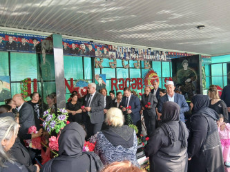2020-ci il sentyabrın 27-də Ermənistan ordusunun genişmiqyaslı təxribatlarına qarşı başlanan Vətən müharibəsi zamanı qəhrəmancasına həlak olmuş Bərdə rayonundan olan şəhidlərin beşinci ildönümü münasibətilə əziz xatirələri yad olunub, məzarları üzərinə tər gül dəstələri düzülüb.
