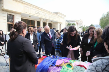 Qarabağ Regional Mədəniyyət İdarəsi Bərdə rayon nümayəndəliyi və Bərdə Rayon İcra Hakimiyyətinin birgə təşkilatçılığı ilə 10.04.2026-cı il tarixində “Əllərdə sehr” adlı sərgi-satış yarmarkası təşkil edilib.