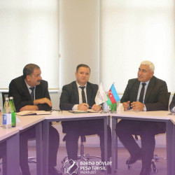 Bərdə Dövlət Peşə Təhsil Mərkəzində "Böyük Qayıdışa dair I Dövlət Proqramı"nın icrası çərçivəsində qısamüddətli peşə təlimlərində iştirak edən keçmiş məcburi köçkünlərə sertifikatlar təqdim edilib