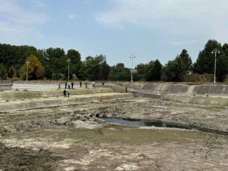 Bərdədə Heydər Əliyev adına park-bulvar ərazisində  yay mövsümü ilə əlaqədar olaraq təmizlik işlərinə başlanılıb